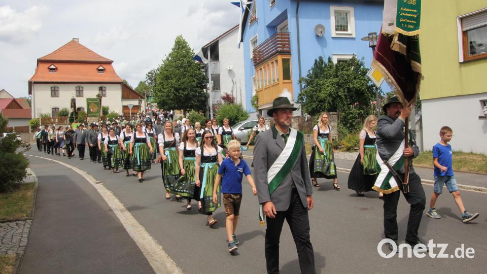 Grün war die dominierende Farbe beim großen Festzug zum 60-jährigen Bestehen des Schützenvereins „Linda“ Mähring. Bild: kro