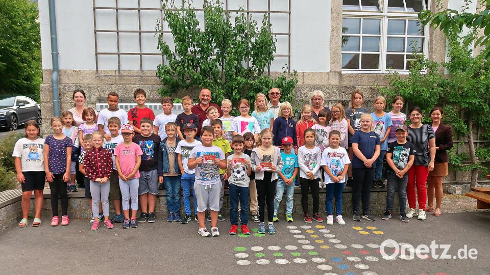 Darius Balvcea, Julian Gerolstein und Mia Kochs (vorne von links) wurden von Vertretern des Vereins Kulturlandschaft südlicher Steinwald als &quot;Taufpaten&quot; der Jungstörche ermittelt. Schulleiterin Inge Dick (Zweite von rechts), Lehrer und Mitschüler feierten die Sieger des Namenswettbewerbs. Bild: bsc
