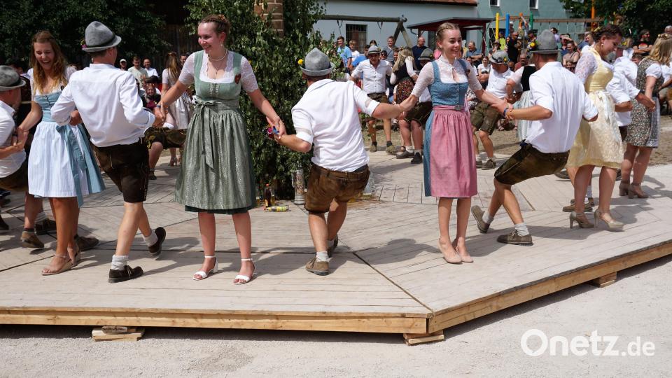 Mit ihren Tänzen begeistern die Ensdorfer Kirwapaare die zahlreichen Besucher. Bild: tra
