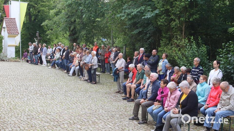 Die Pontifikalmesse wurde per Lautsprecher nach draußen übertragen. Die Kirche war für die vielen Gläubigen eindeutig zu klein. Bild: mfh