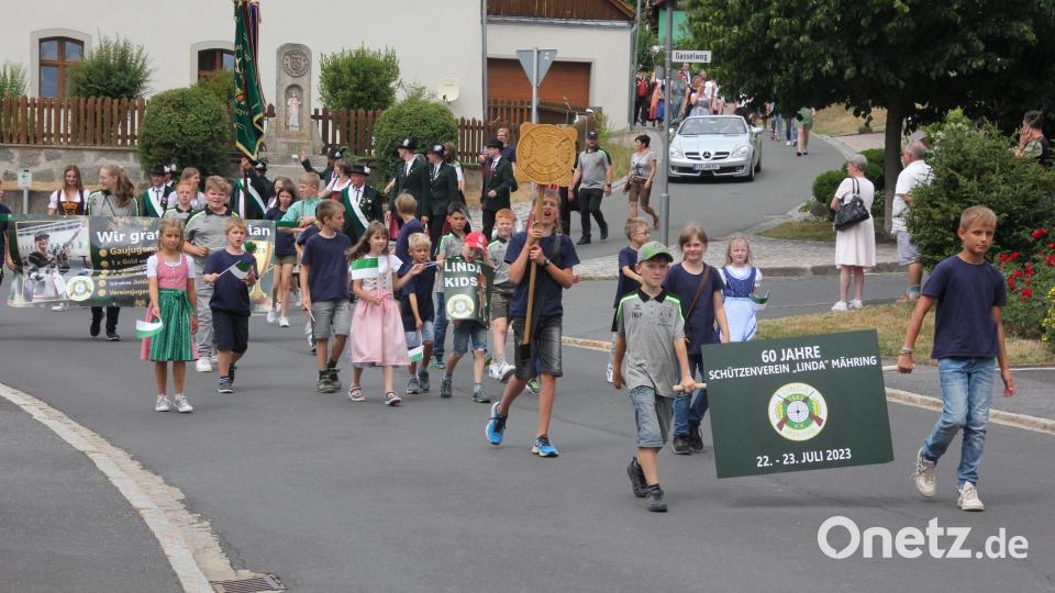 Der Nachwuchs des Jubelvereins, die „Linda-Kids“, führten den Festzug durch den Ort an. Bild: kro