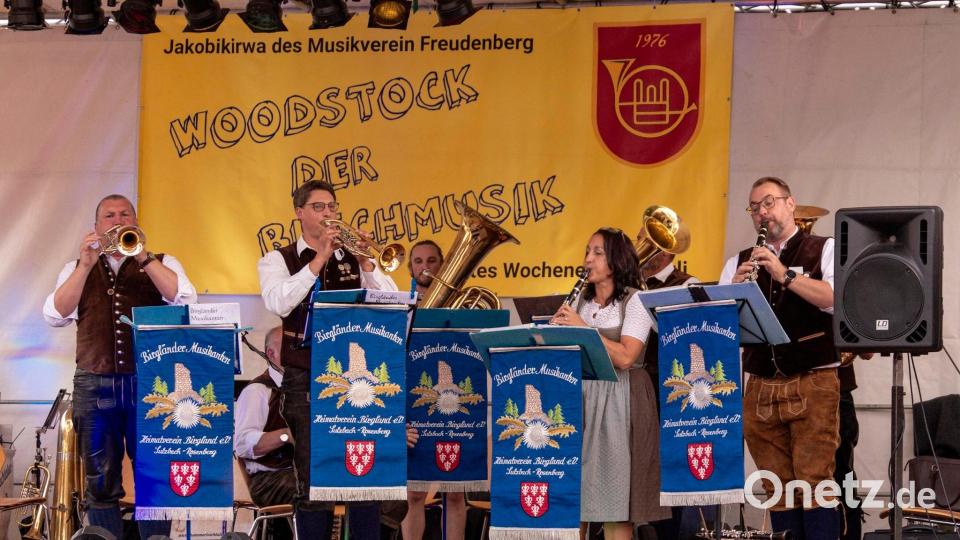 Die Birgländer Musikanten auf der Bühne in Freudenberg. Bild: gri