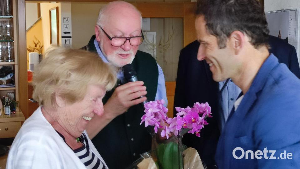 Für Cilly Rosner aus Flossenbürg gab&#039;s beim Sommerfest der Seniorenunion eine Ehrung. Bild: hme