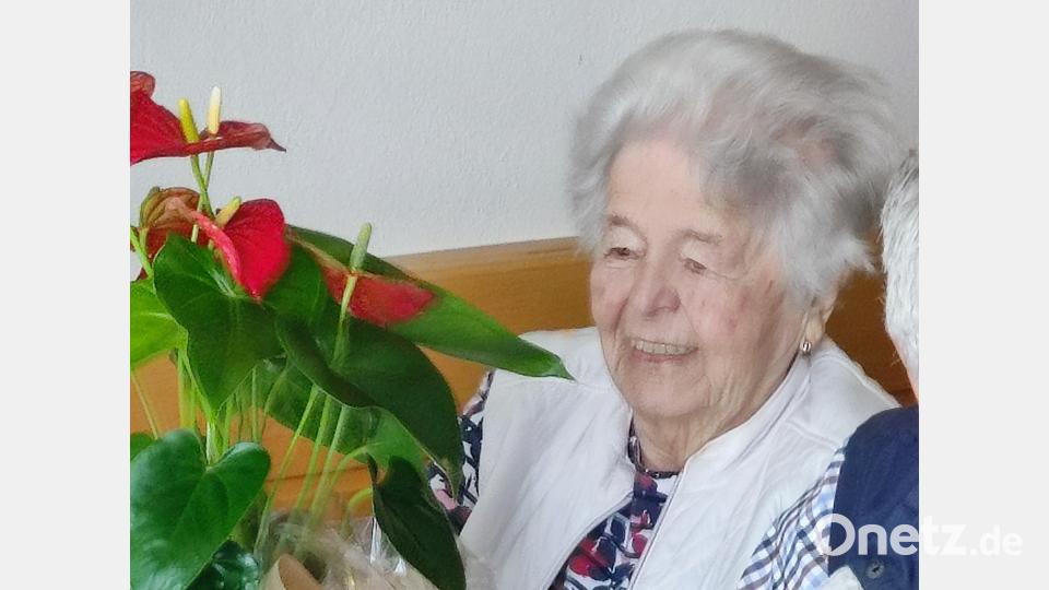 Gründungsmitglied von SEN und Seniorenchefin vom Scheidler-Hof bekam ebenfalls Blumen Bild: hme