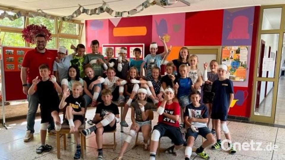 Die Buben und Mädchen der 4. Klasse der Grundschule Krummennaab sind nun Juniorhelfer. Bild: Carmen Koller-Schraml/exb