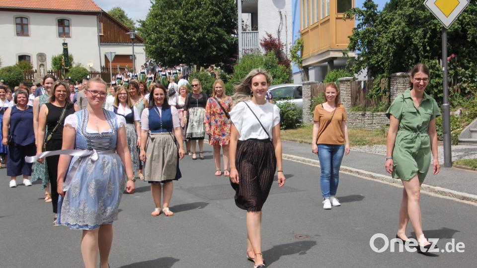 Viele ehemaligen Festdamen ließen es sich nicht nehmen, beim Festzug dabei zu sein. Bild: kro