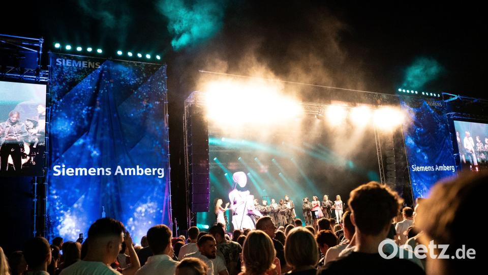 Das Siemens-Jubiläumsfest war weder zu übersehen noch zu überhören. 3100 Menschen feierten auf dem Dultplatz in Amberg. Bild: Adrian Zimmermann, Siemens/exb