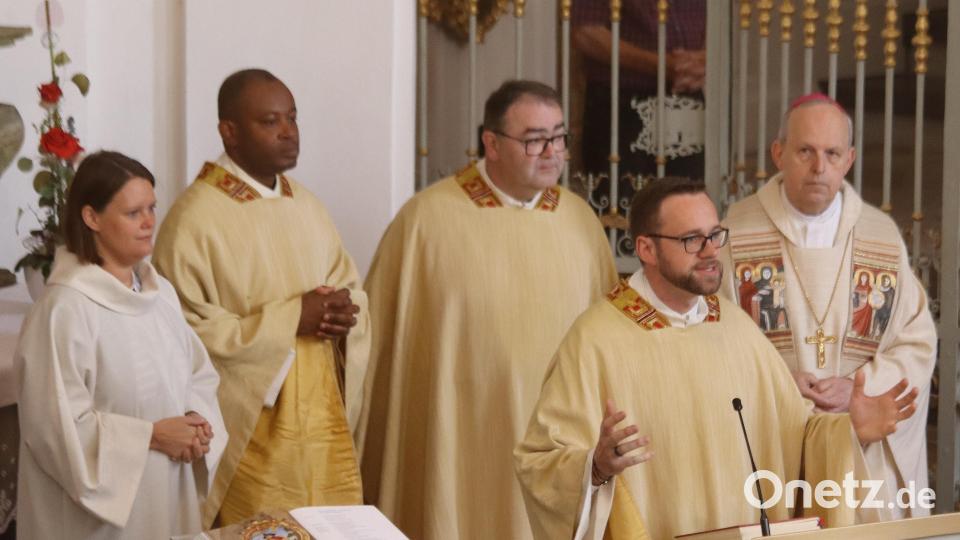Weihbischof Reinhard Pappenberger (rechts) feierte die Messe mit Kaplan Lucas Lobmeier (Zweiter von rechts), Pfarrer Herbert Mader (Mitte), Pfarrer Kenneth Onucha von der Diözese Umuahia in Nigeria (Zweiter von links) und Gemeindereferentin Katharina Laurer (links). Bild: mfh