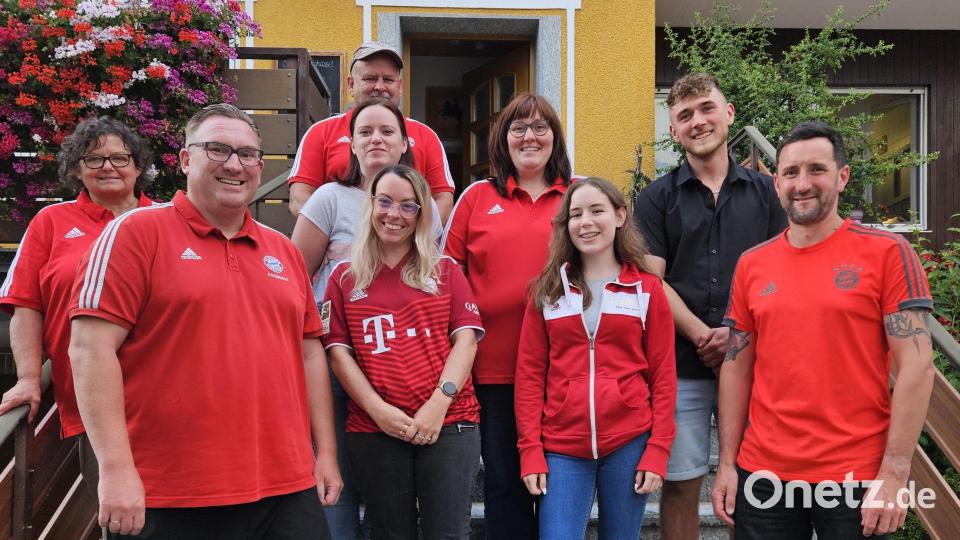 Der neue Vorstand (von links): Anita Beyerlein, Patrick Kopp, Walter Beyerlein, Nadine Schöpf, Jenny Kopp, Andrea Friedrich, Sophie Kopp, Manuel Schwarzer und Matthias Fischer. Bild: Patrick Kopp/exb