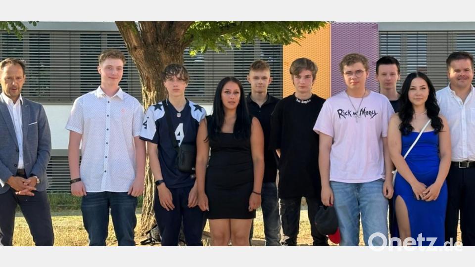 Geschafft: Die Praxisklasse verabschiedete sich von Schulleiter Markus Lacher (links) und Klassenleiter Daniel Mertl (rechts). Kevin Birner und Daniel Lagoda waren die Besten. Bild: Saskia Gottschalk/exb