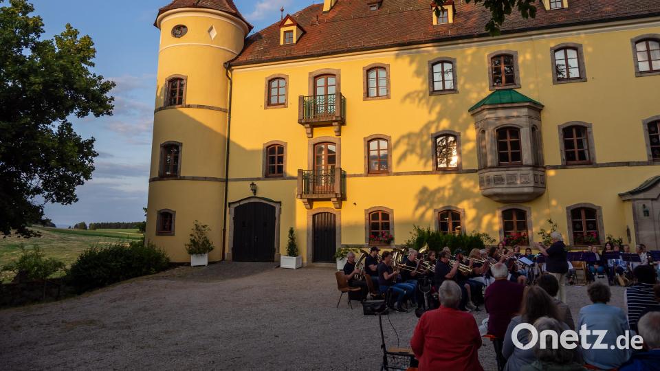 Die Abendserenade im malerischen Schlosshof in Wildenreuth. Bild: lum