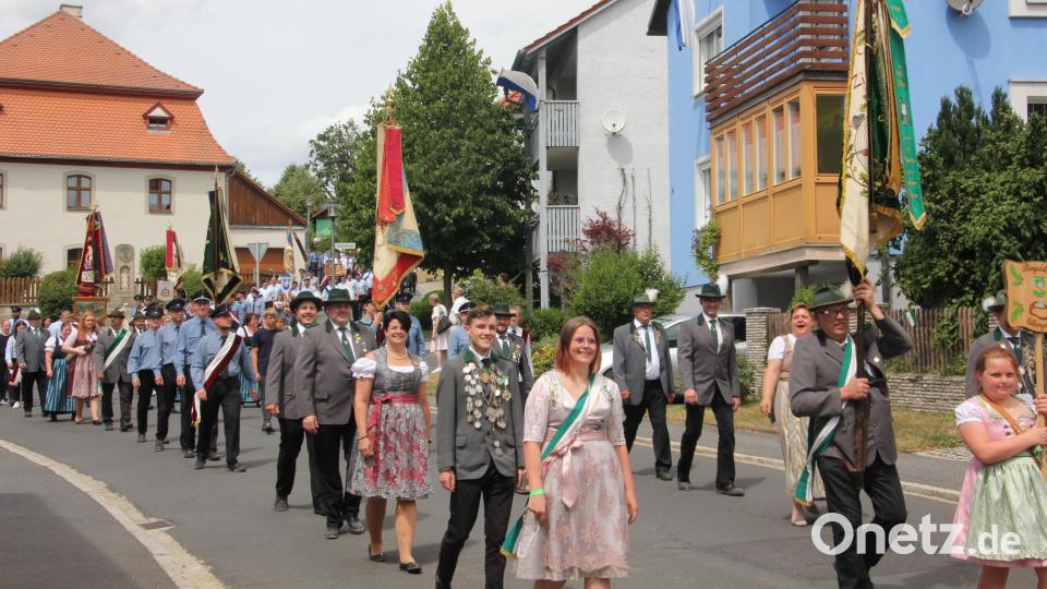 Viele Vereine aus dem Stiftlandgau nahmen am Festzug teil. Bild: kro