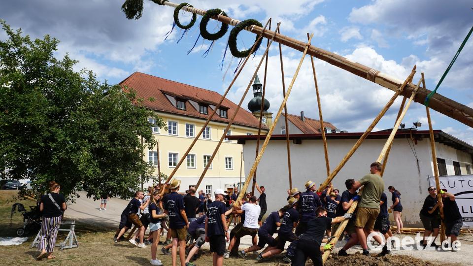 Mit ihren &quot;Goaßn&quot; stemmten die Kirwaburschn und Helfer den Kirwabaum in die Höhe Bild: tra