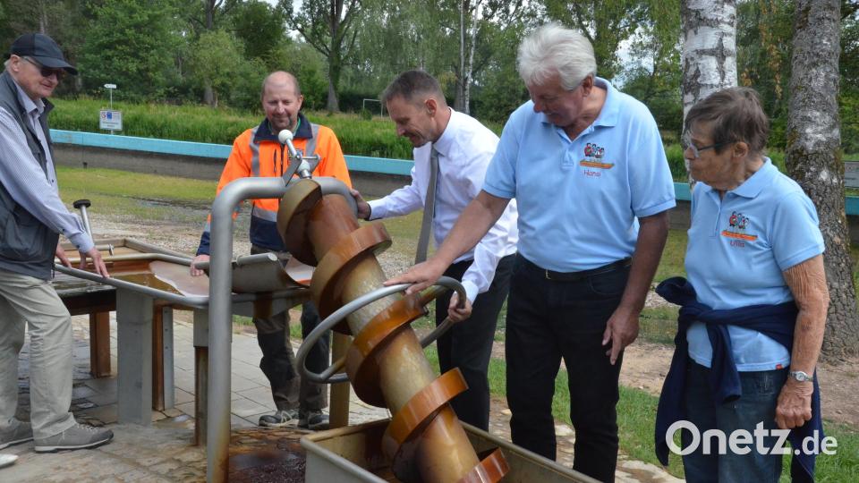 Hier wird nicht nach Öl gebohrt. Oberbürgermeister Jens Meyer und der Vorsitzende der Freunde des Weidener Stadtbads, Hans Forster, begutachten die neue Schnecke. Bild: Kunz
