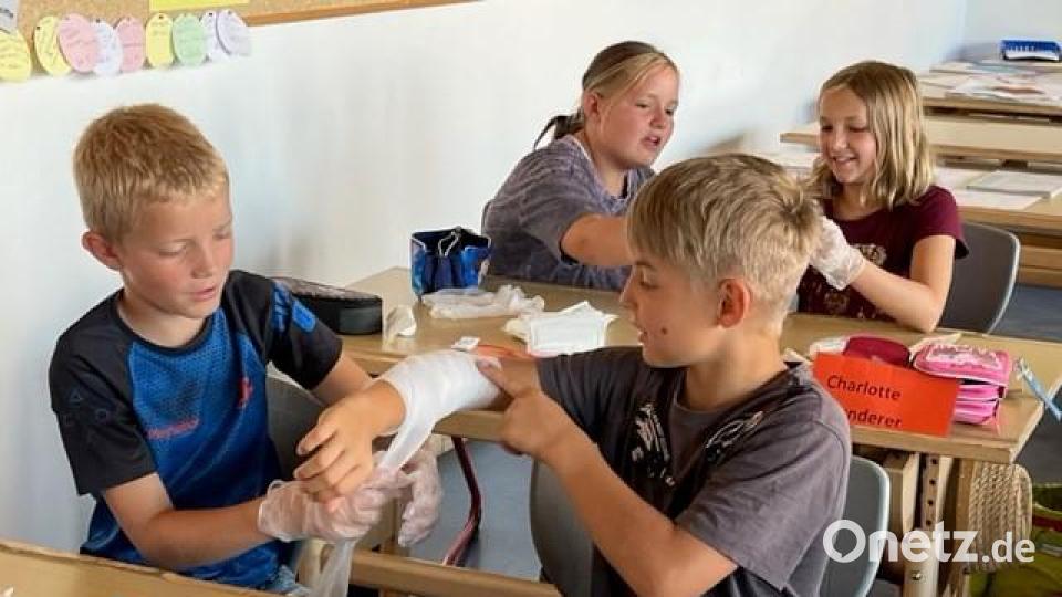 Die Buben und Mädchen der 4. Klasse der Grundschule Krummennaab sind nun Juniorhelfer. Bild: Carmen Koller-Schraml/exb