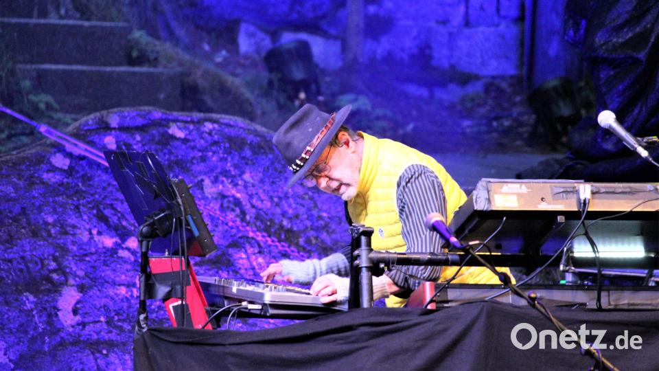 An Synthies und Keyboards ist Manfred Mann auch mit fast 83 Jahren in seinem Element, Bild: stg