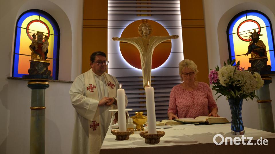 Pfarrer Udo Klösel und Elisabeth Völkl gestalten das Patrozinium in der Kapelle Sankt Anna. Bild: gi