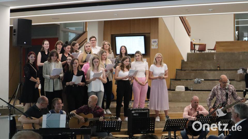 Die Band und der Chor der Fachakademie für Sozialpädagogik besteht aus Studierenden und Lehrkräften. Bild: wrm