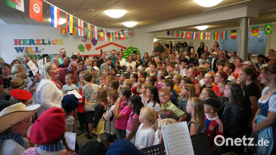 Die unzähligen Besucher des Europaschulfests drängen sich unter den europäischen Flaggen. Bild: fvo