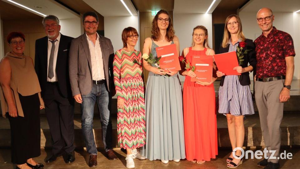 Leiter der Fachakademie für Sozialpädagogik, Roland Kusche (rechts), Elke Kusche (von links), stellvertretender Schulleiter Reiner Butz, Bildungsbeauftragter Armin Aichinger, stellvertretende Landrätin Margit Kirzinger gratulieren den Schulbesten Annkathrin Seidl, Sina Spachtholz und Lena Brenner. Bild: wrm