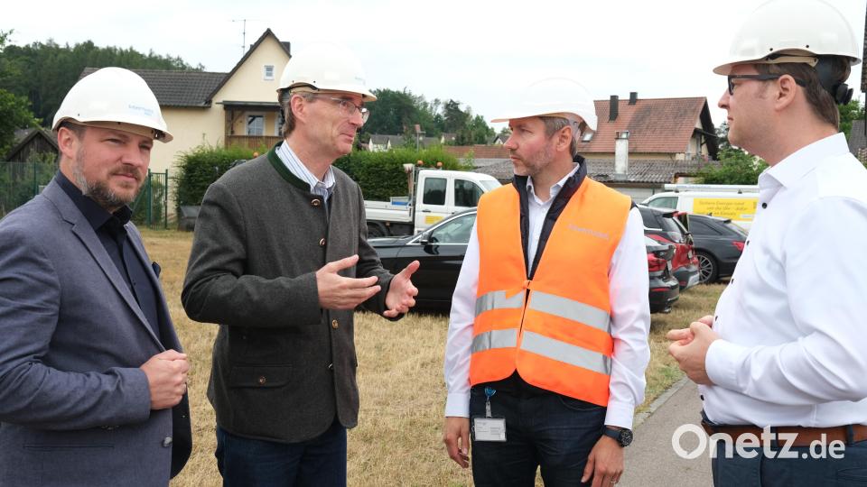 Bayernwerk-Kommunalmanager Wolfgang Dumm und Kundencenter-Leiter Daniel Liegl (von rechts) informierten Bürgermeister Peter Neumeier und MdL Alexander Flierl (von links) über die Pläne zur Stärkung des lokalen Stromnetzes. Bild: Hirsch