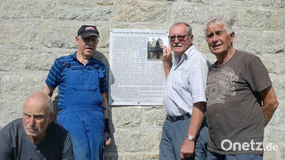Die neue Geschichtstafel präsentierten (von links): Buchbergfreund Gerhard Häckl, Trachtlerchef Erwin Meier, stellvertretender HVV-Vorsitzender Hans Grieger und HVV-Wanderwart Heinz Gebhardt. Bild: sh