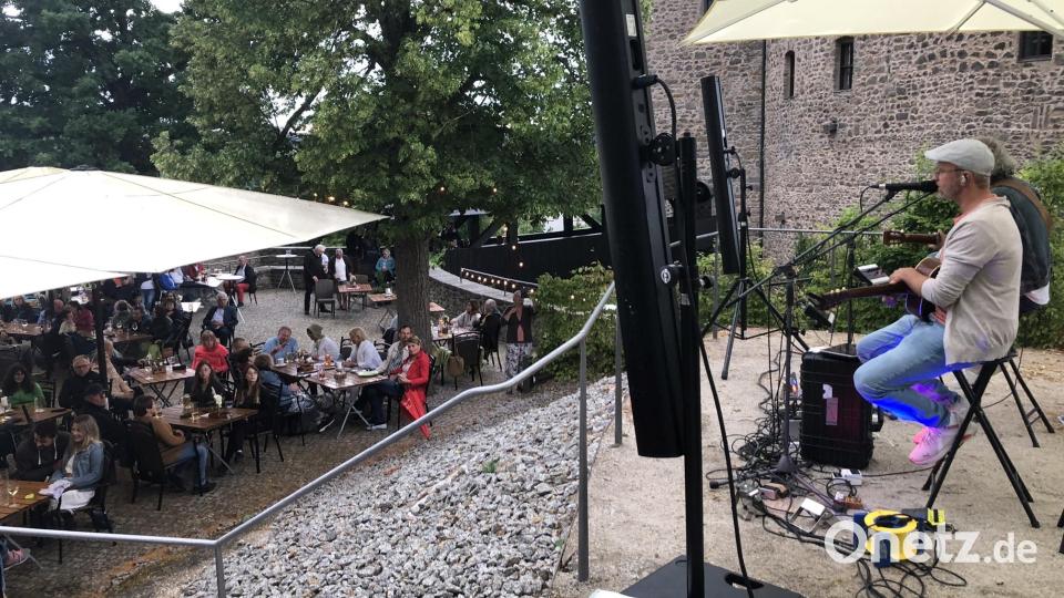 Thorsten Gary und Thomas Wacker erinnerten auf der Bühne des Burghofs an die Lieder des berühmten Duos Simon &amp; Garfunkel. Bild: wro