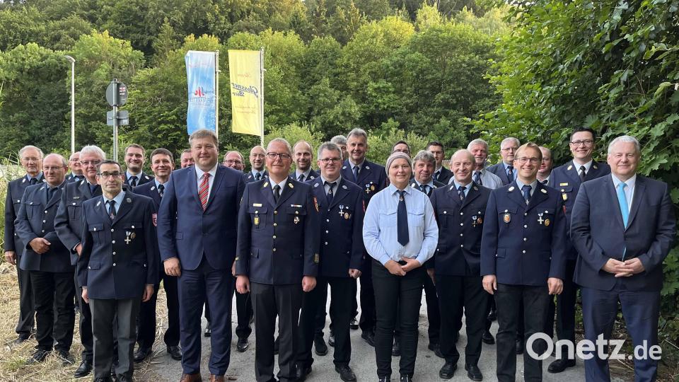 Eine Frau umringt von Männern der Feuerwehren Wolfsfeld und Utzenhofen. Birgit Wiesend aus Wolfsfeld war beim Ehrungsabend in Kastl die einzige Frau, die von Landrat Richard Reisinger (ganz rechts) und Kreisbrandrat Christof Strobl (1. Reihe 3.v.li.) geehrte wurde. Bild: Christine Hollederer/exb