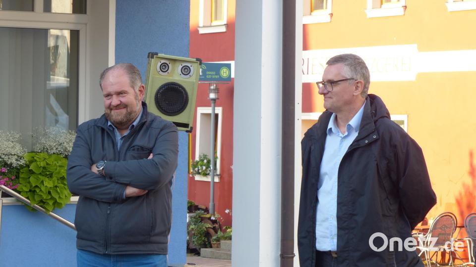 Bürgermeister Germano Stevens und Pfarrer Marcio Trentini lauschten dem Konzert Bild: hme