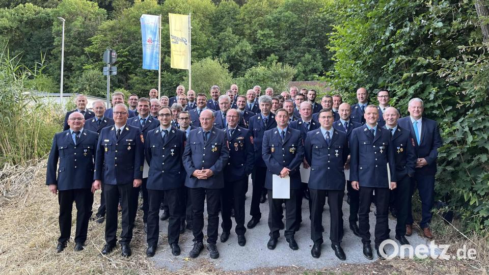 Alle Geehrten der vier Feuerwehren freuten sich über das Ehrenabzeichen. Bild: Christine Hollederer/exb