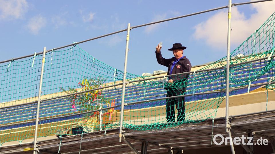 Zimmerermeister Andreas Altmann sprach den Richtspruch, in dem er bekundete, das Feuerwehrgerätehaus ist herrlich anzusehen. Bild: bkr