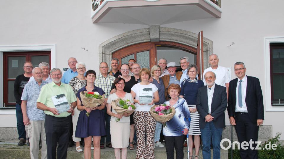 20 Jahre Patenschaft Mähring-Lohhäuser feierten Hauptakteure und ehemalige Bewohner von Lohhäuser, Markträte, Ehrengäste und Freunde von beiden Seiten der Grenze mit einem Ehrenabend im Rathaus Großkonreuth. Verdiente Personen wurden mit der Neuauflage des Lohhäuser-Buches und Blumen geehrt. Bild: wg