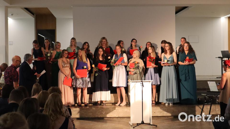 Gratulationen für die Absolventinnen und Absolventen unter anderem von Armin Aichinger, Margit Kirzinger, Roland Kusche und Reiner Butz Bild: wrm