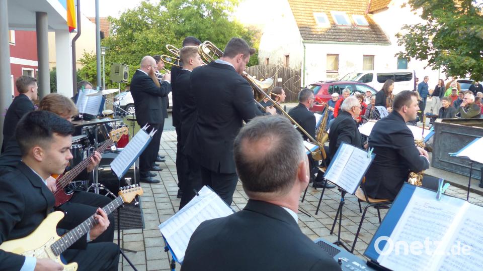 Eine Bigband aus Brasilien begeistert die Zuhörer auf dem Marktplatz in Kohlberg. Bild: hme