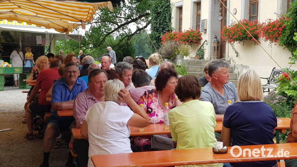 Die Gäste genießen das Hoffest in Uchamühle. Bild: gi