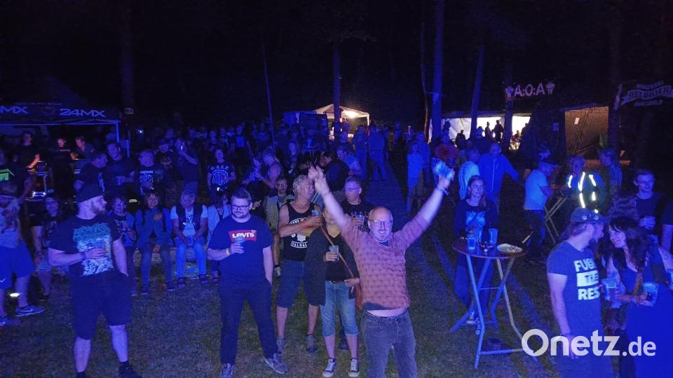 Rund 400 Besucher kamen, darunter auch Gäste, die vor Ort campten. Bild: Ahau-Rock-Open-Air /exb