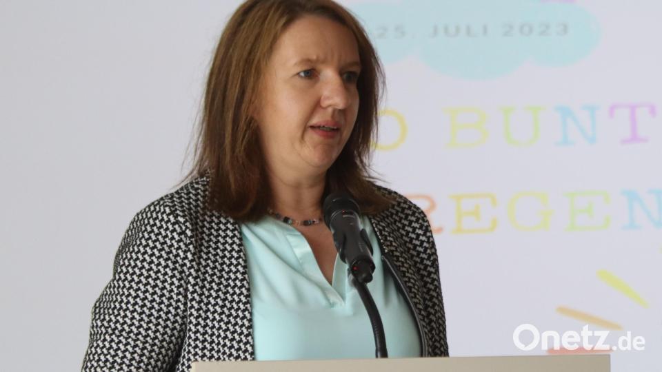 Sandra Steinberger von der Regierung der Oberpfalz besuchte die Abschlussfeier der Berufsfachschule und würdigte damit die Berufsentscheidung der Absolventen. Bild: mfh