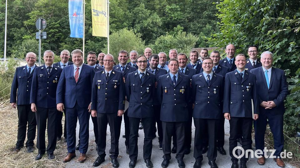 Die Feuerwehren Kastl und Pfaffenhofen dürfen 2023 jeweils Jubiläum feiern. Die geehrten Feuerwehrmänner haben zusätzlich Grund zur Freude. Bild: Christine Hollederer/exb