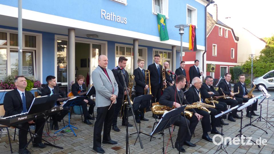 Dirigent Maestro Astor Jair mit seinem Orchester Bild: hme