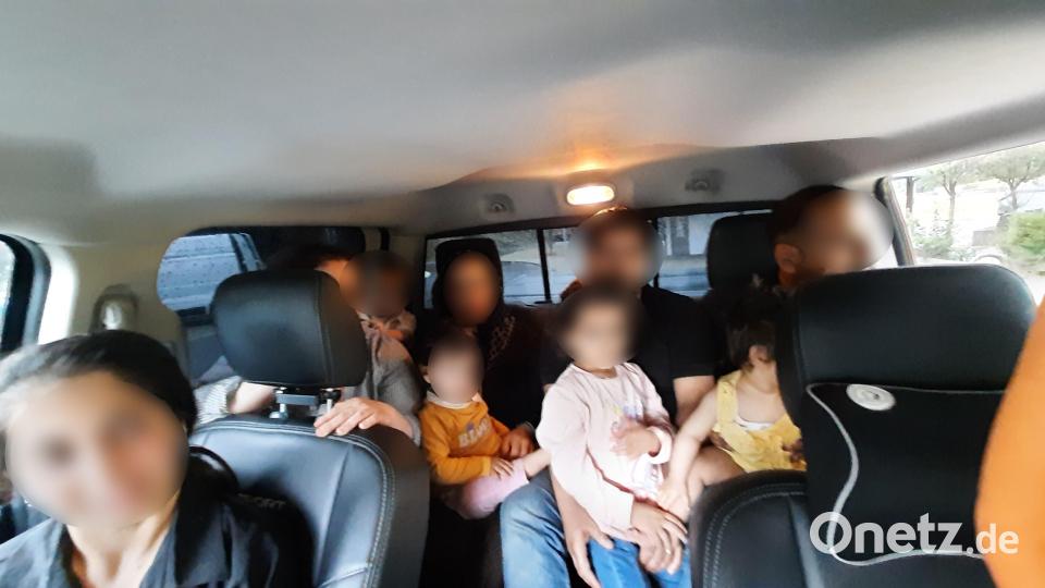 Neun türkische Migranten, davon fünf Kinder auf dem Schoß, sind im Fond des Pick-Ups gezwängt. Bild: Bundespolizei Waidhaus