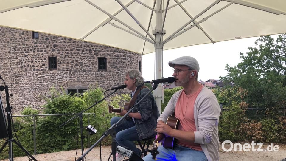 Thorsten Gary und Thomas Wacker erinnerten auf der Bühne des Burghofs an die Lieder des berühmten Duos Simon &amp; Garfunkel. Bild: wro