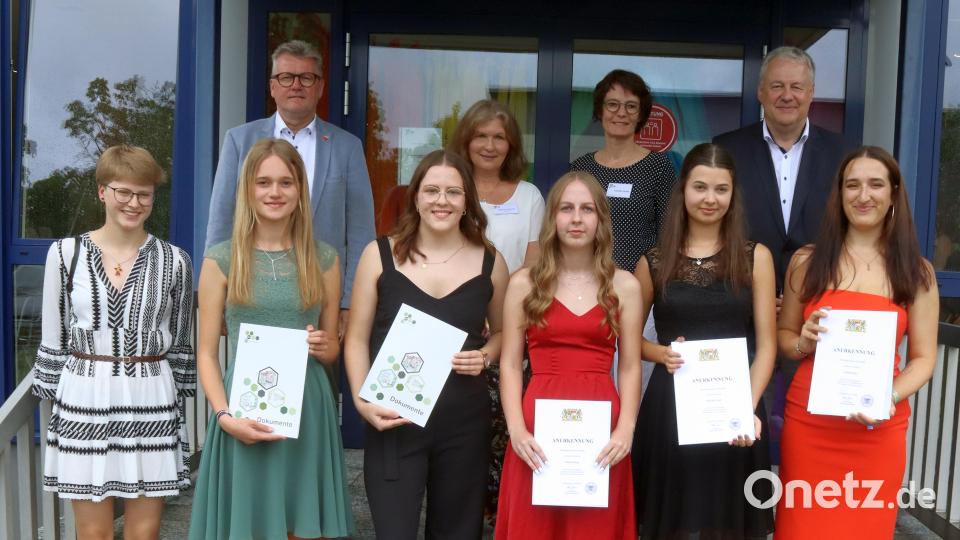 Die Besten der Abschlussklassen mit einem Notenschnitt von 1,5 und besser (vorne, von links): Meret Dölschner, Alexandra Falk, Anna Heinze, Nadine Karg, Michelle Vogl, Leilah Dotto. Hinten, von links: Bürgermeister Michael Göth, Schulleiterin Sabine Fersch, Stellvertreterin Claudia Hanft und Landrat Richard Reisinger. Bild: mfh