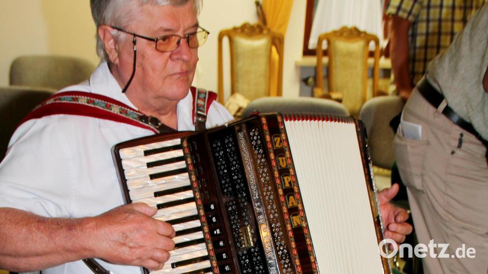 Musiker Peter, der schon öfter mit seinen Allgäuer Musikanten die Treffen umrahmt hatte, spielte beim Ehrenabend und am Samstag beim geselligen Beisammensein am Kriegerdenkmal in Lohhäuser auf. Bild: wg
