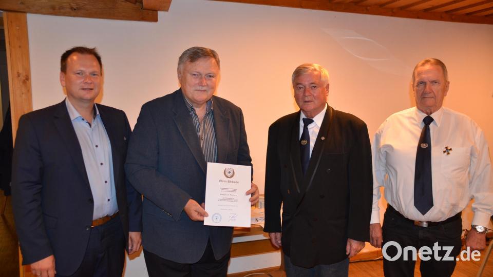 Ehrenmitglied Manfred Porsch (Zweiter von links) ist neues Ehrenmitglied der Kameradschaft. Dazu gratulierten Bürgermeister Christian Porsch, BSB-Kreisvorsitzender Dr. Klaus-Dieter Nietzsche und Zweiter Vorsitzender Herbert Trautner (von links). Bild: ak