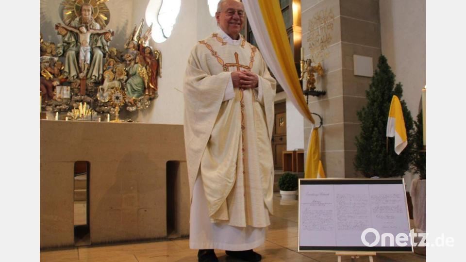 Pfarrer Gradl hatte zum Dankgottesdienst eine Kopie der Errichtungsurkunde mitgebracht. Bild: ads