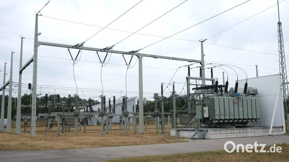 Das Umspannwerk in der Sandstraße am Rande des Sportparks ist das Herzstück der Energieversorgung in der Region Schwarzenfeld. Vor fünf Jahren wurde die Anlage für drei Millionen Euro saniert und ausgebaut. Nun soll sie erneut aufgerüstet werden. Bild: Hirsch