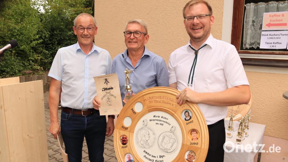 Der Marktmeistertitel 2023 im Schießen geht nach Vilshofen. Dem Sieger Georg Söldner (Mitte) gratulierten Bürgermeister Erwin Geitner (links) und Schützenmeister Thomas Graf (rechts). Bild: mrr