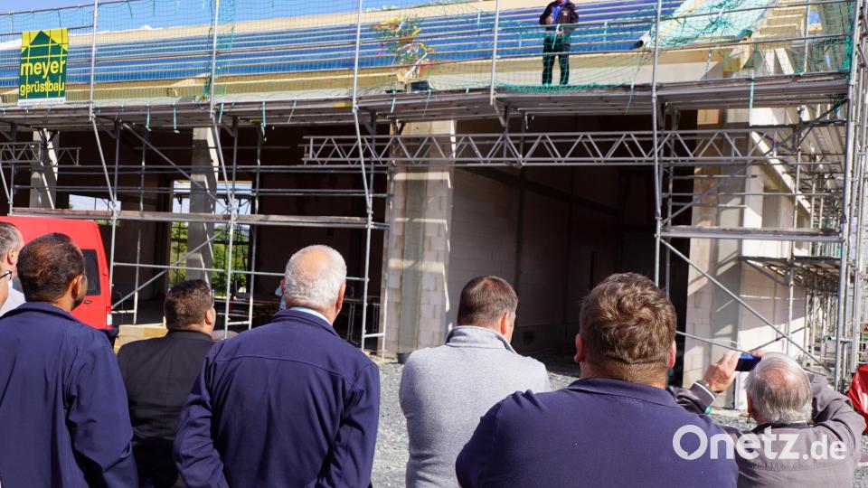Zimmerermeister Andreas Altmann sprach den Richtspruch, in dem er bekundete, das Feuerwehrgerätehaus ist herrlich anzusehen. Bild: bkr