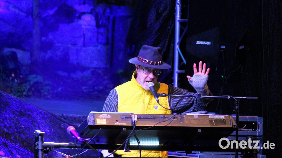 An Synthies und Keyboards ist Manfred Mann auch mit fast 83 Jahren in seinem Element, Bild: stg