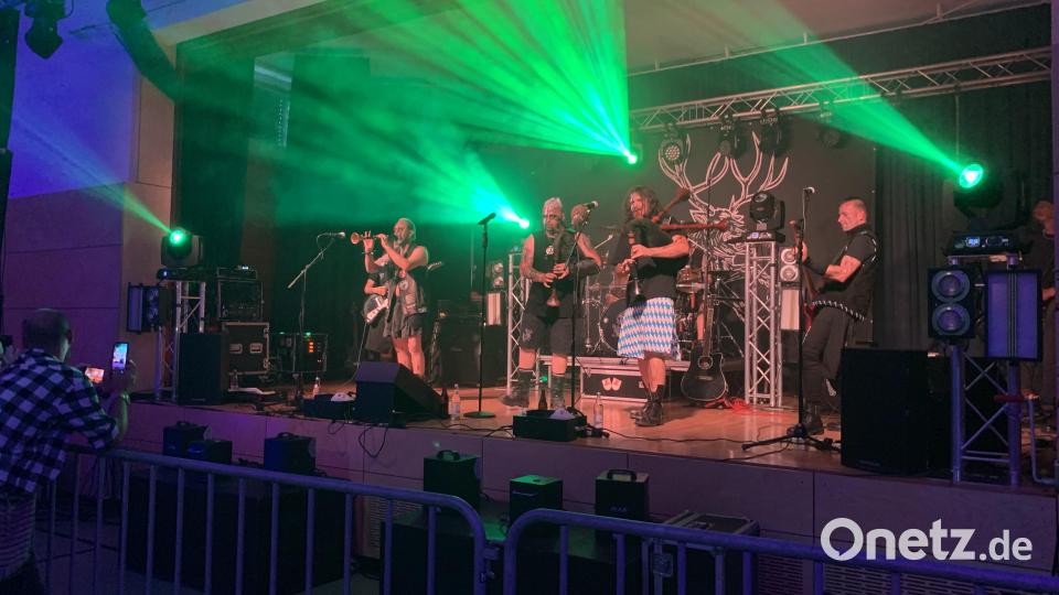Mit Mittelalterrock unterhielten die Rammeschucksn aus Floß die Serenadenbesucher. Bild: adj
